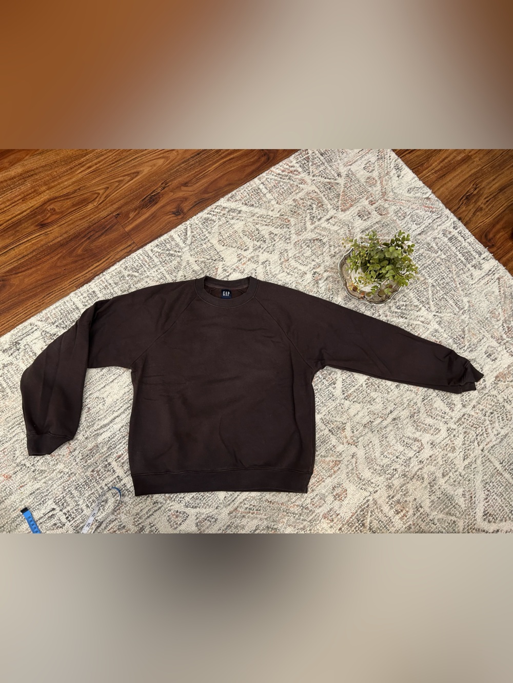 GAP Women’s chocolate brown raglan sleeve crewneck Sweatshirt